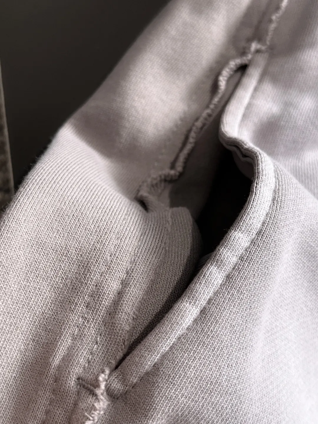 Next day shipment P360 Stone lsland/Stone Island Exclusively launches 25ss autumn and winter new high-quality trousers. Compare real-life details at will. Craftsmanship that ordinary small workshops cannot copy. Top-level ZP development. Unique imported fabric feel. Purely imported German machine production. Precision operation. Ten thousand needle density. A pair of trousers with rich details. You can see the development strength. A full set of new accessories are customized simultaneously. Simple yet elegant. Soft, delicate and comfortable. The upper body is versatile and fashionable. A perfect choice for autumn and winter. A must-have item. Loose fit. Please refer to the size chart when placing an order: S to XL (or state your height and weight when placing an order)